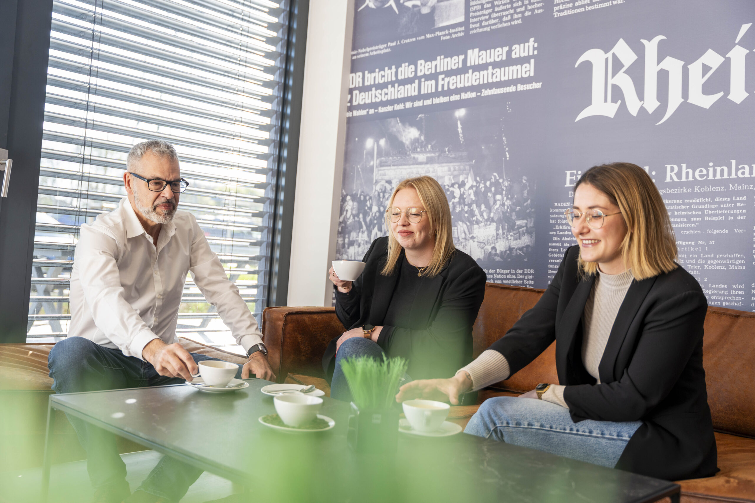 Mitarbeiter im Gespräch im Bistro des Verlagshauses