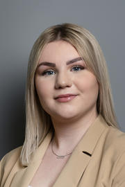 rz media Mitarbeiterin Lea Bröder